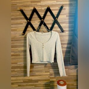 Gray long sleeve crop top